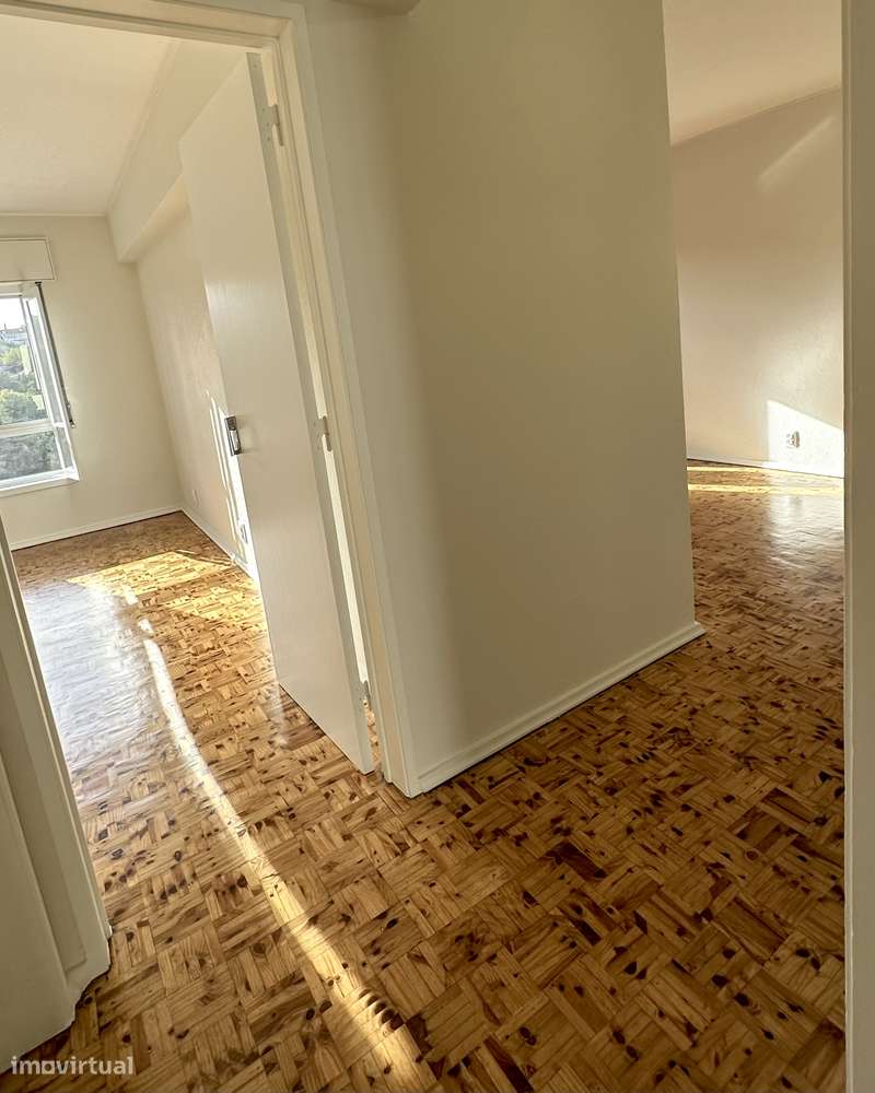 T2 Av. Mouzinho de Albuquerque, remodelado com novos electrodomésticos - Grande imagem: 4/15