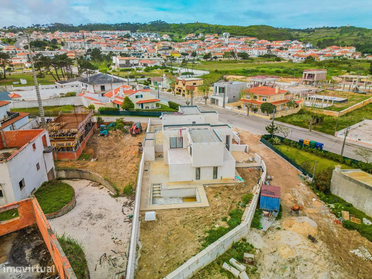 Moradia T3 com Piscina e Jardim em Salir do Porto-8