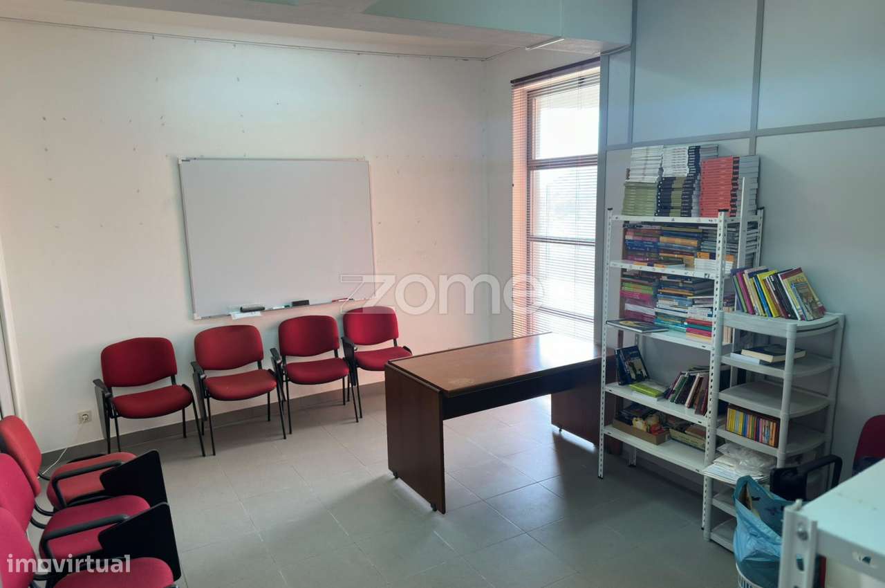 Loja de 108 m² com Potencial de Conversão em T3 – Santana, Sesimbra...-6
