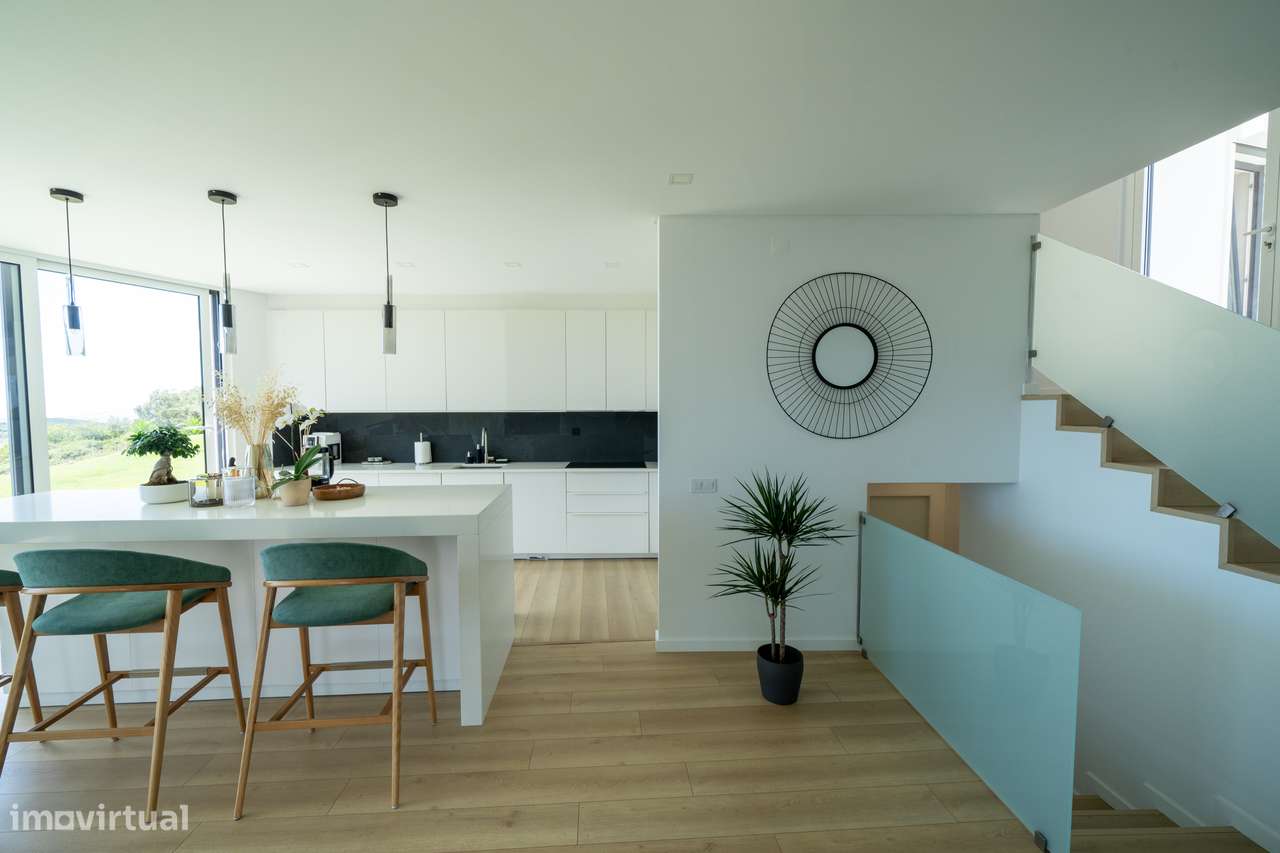 Moradia independente à venda na Estrada Velha da Avessada, 2665-6