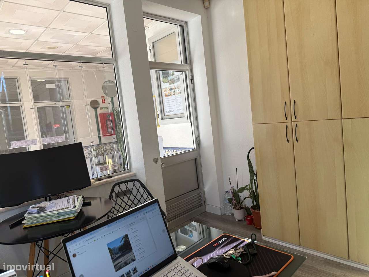 VENDE-SE LOJA BEM LOCALIZADA,  MONTRA PANORAMICA JUNTO NACIONAL 10-12