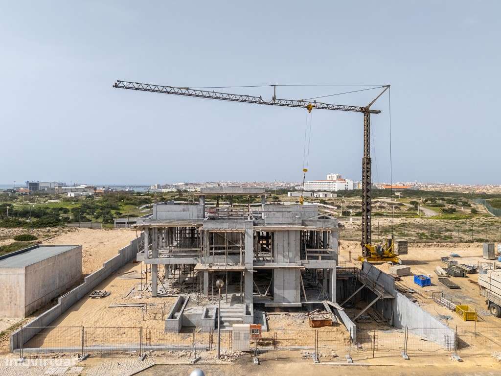 Moradia isolada com piscina apenas a 400 m da praia-9