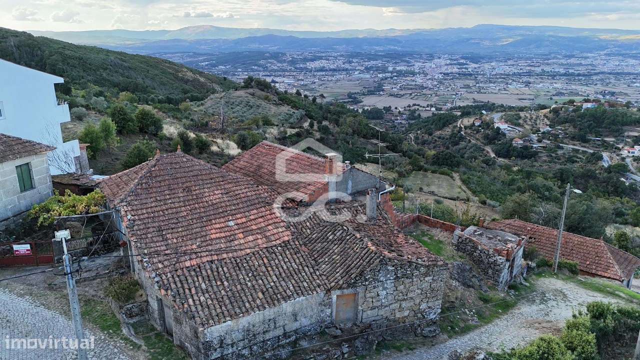 Duas moradias para restaurar com terreno envolvente, logradouro, com v - Grande imagem: 3/42