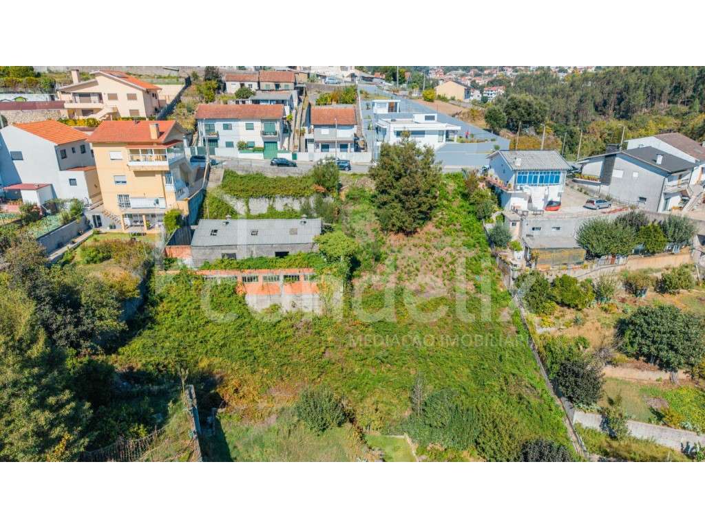 Terreno de 1.330 m² com PROJETO APROVADO para 2 Moradias em Jovim (...-11