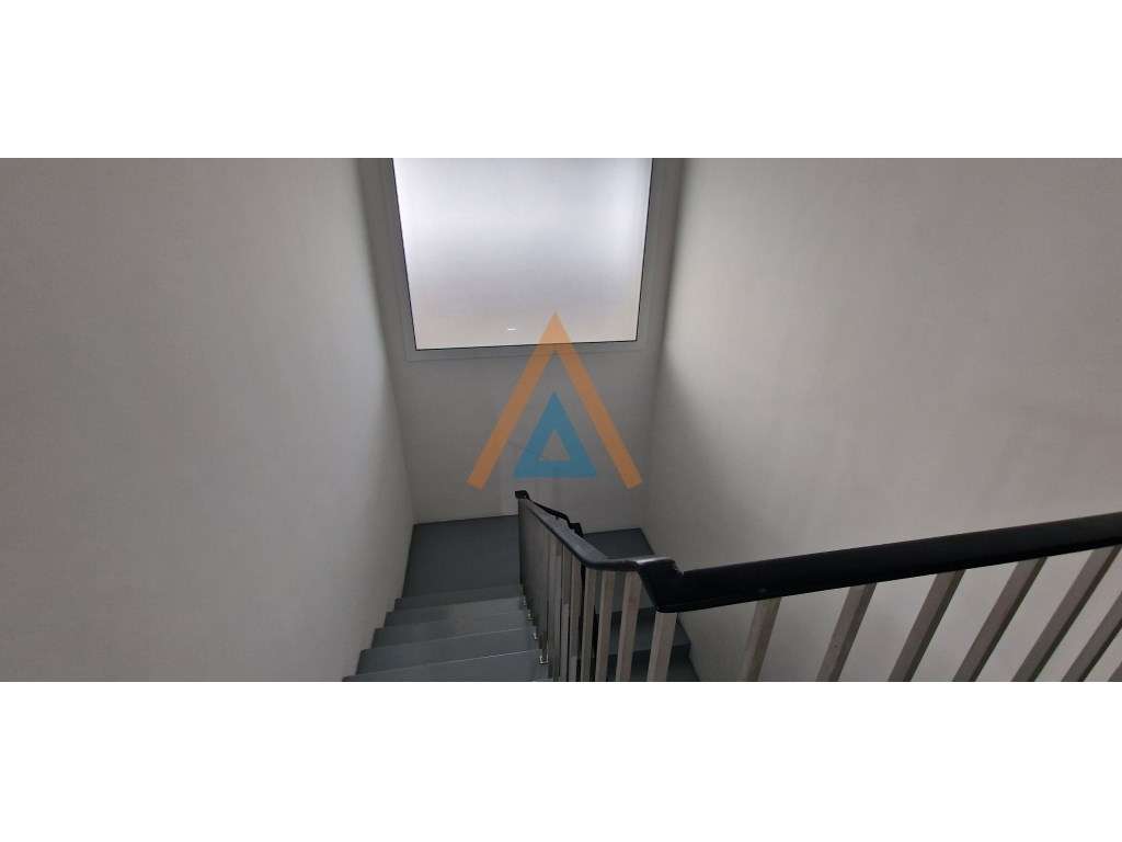 Prédio junto ao Hospital de Santa Maria da Feira - Grande imagem: 5/28