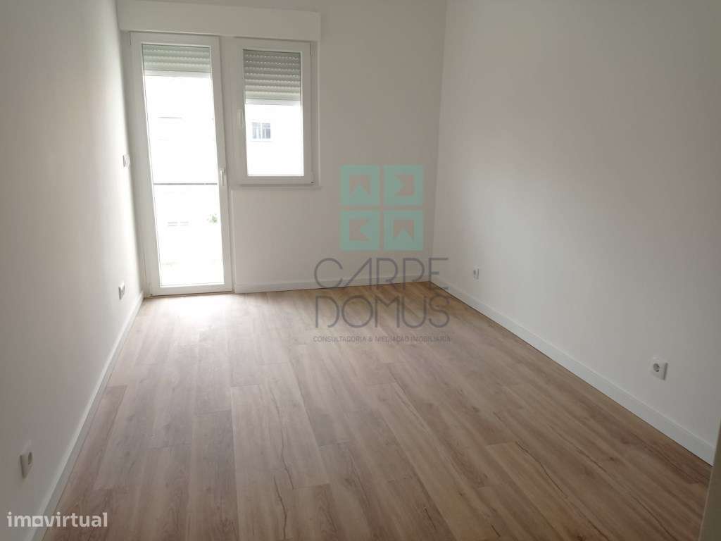 Apartamento T3, totalmente renovado, c/ varandas, na Avenida do Uru...-21
