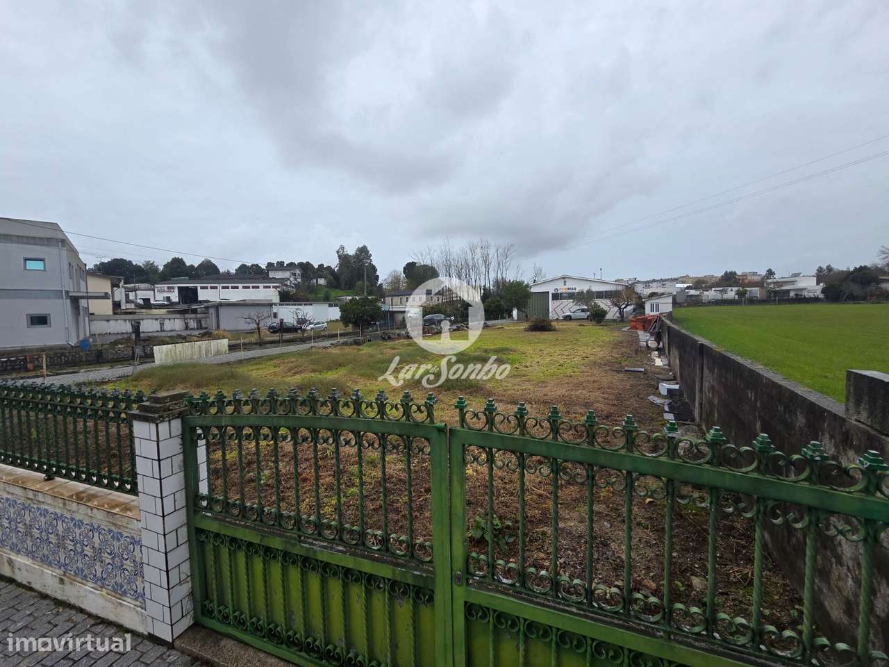 Terreno para stand com pequeno anexo de apoio - Grande imagem: 3/7