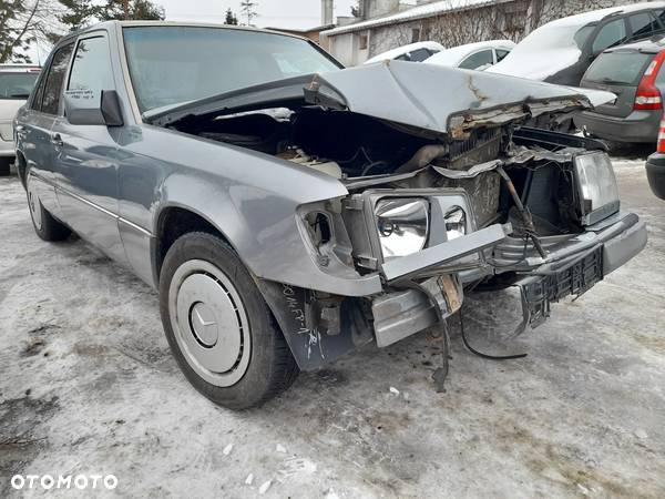 MERCEDES W124 KLAPA BAGAŻNIKA 122 - 17