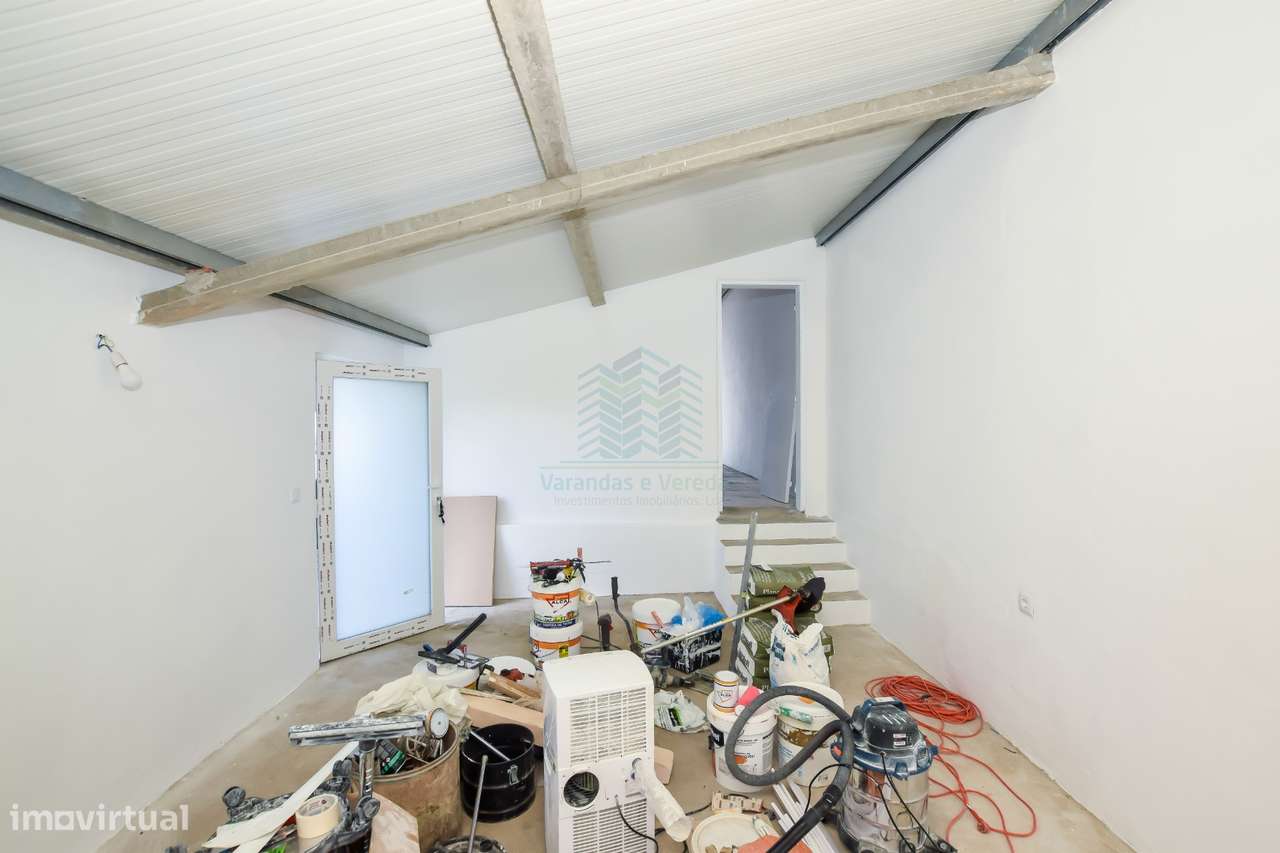 Moradia T3 remodelada com Anexos, Garagem e Poço.-24