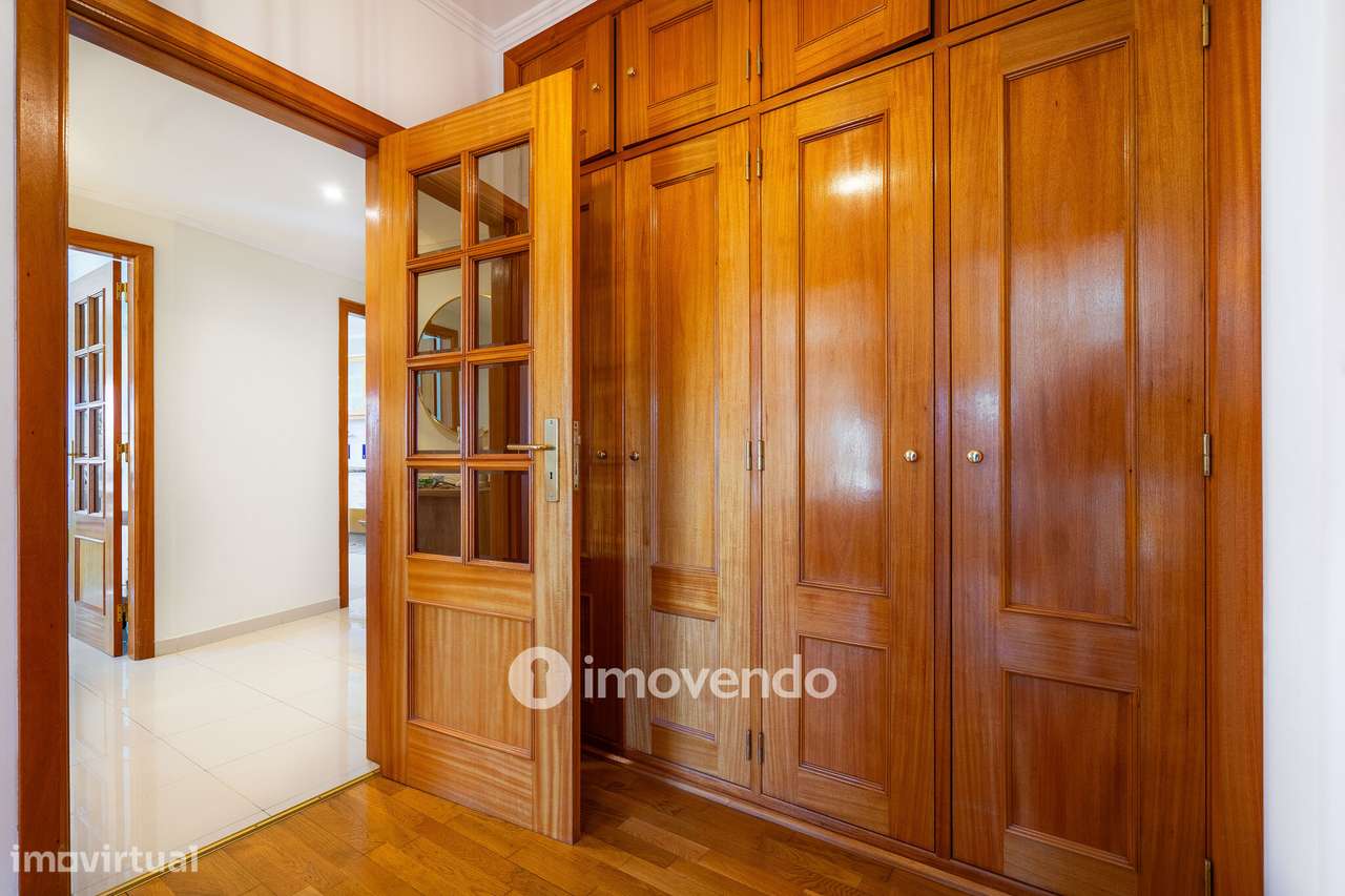 Apartamento T2 com estacionamento e arrecadação, em Mem Martins-31
