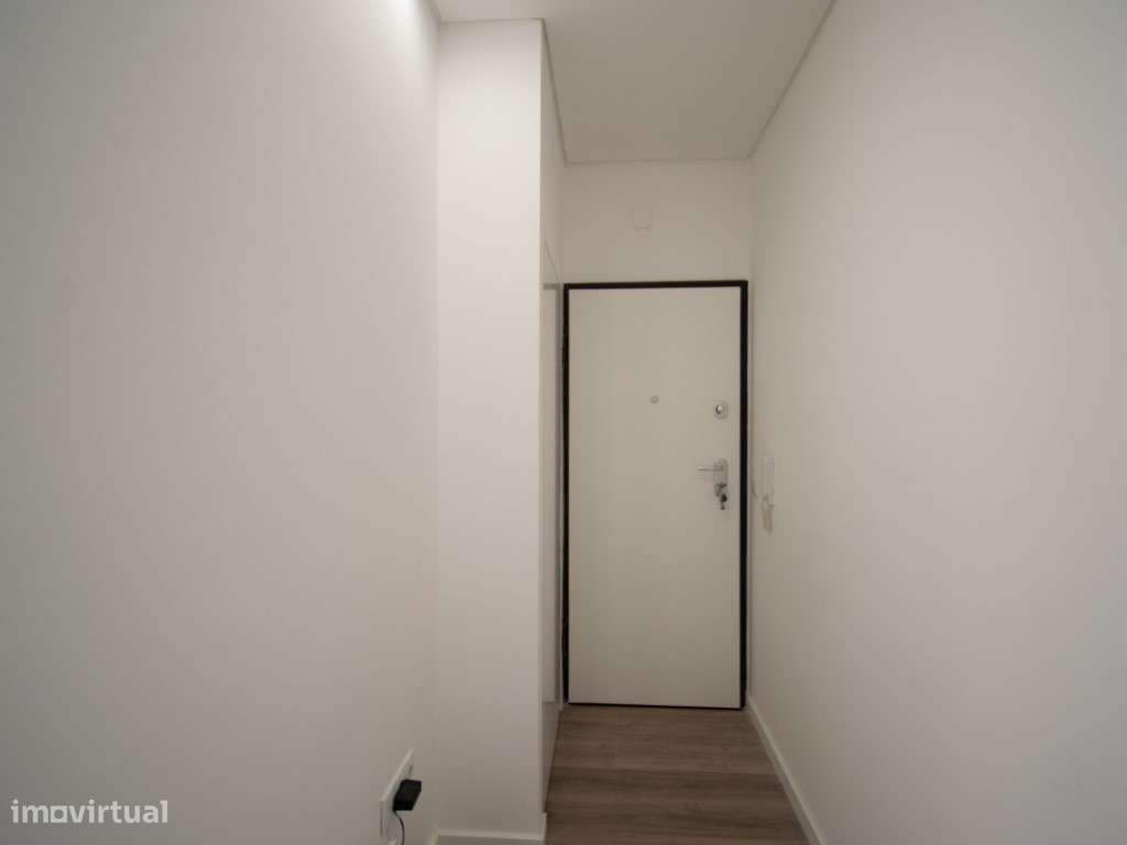 Apartamento T1 Renovado na Estrada de Benfica-9