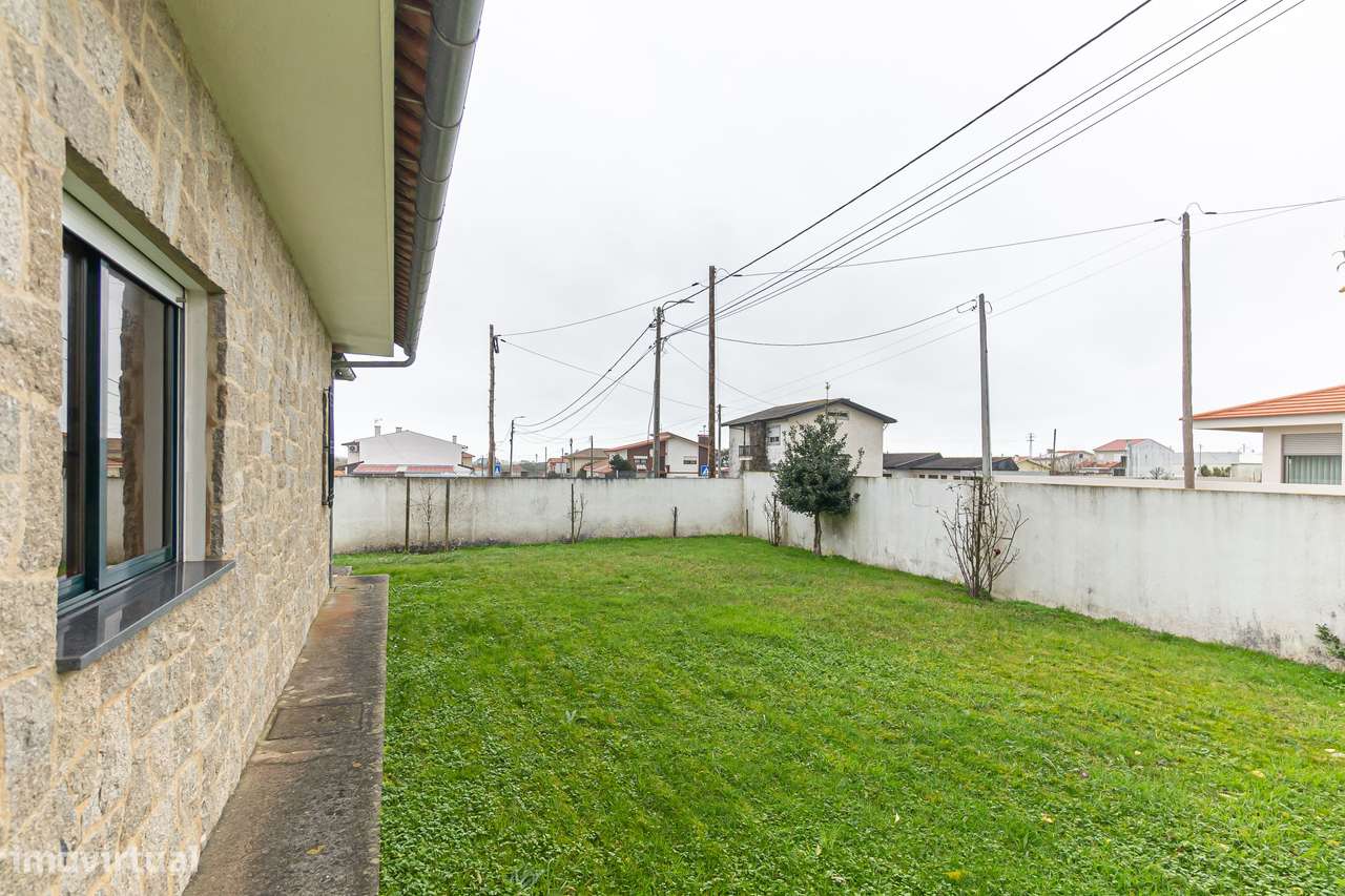 Moradia T3+1 Renovada com Vista Mar em Esmoriz-27