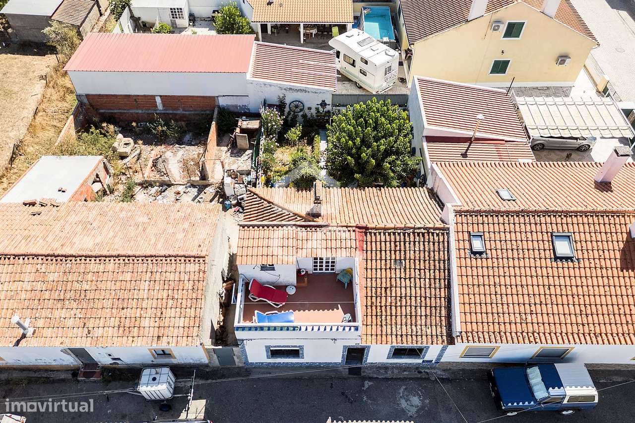 Moradia T3 c/ Quintal, Terraço e Aproveitamento de Sótão nos Canaviais-26