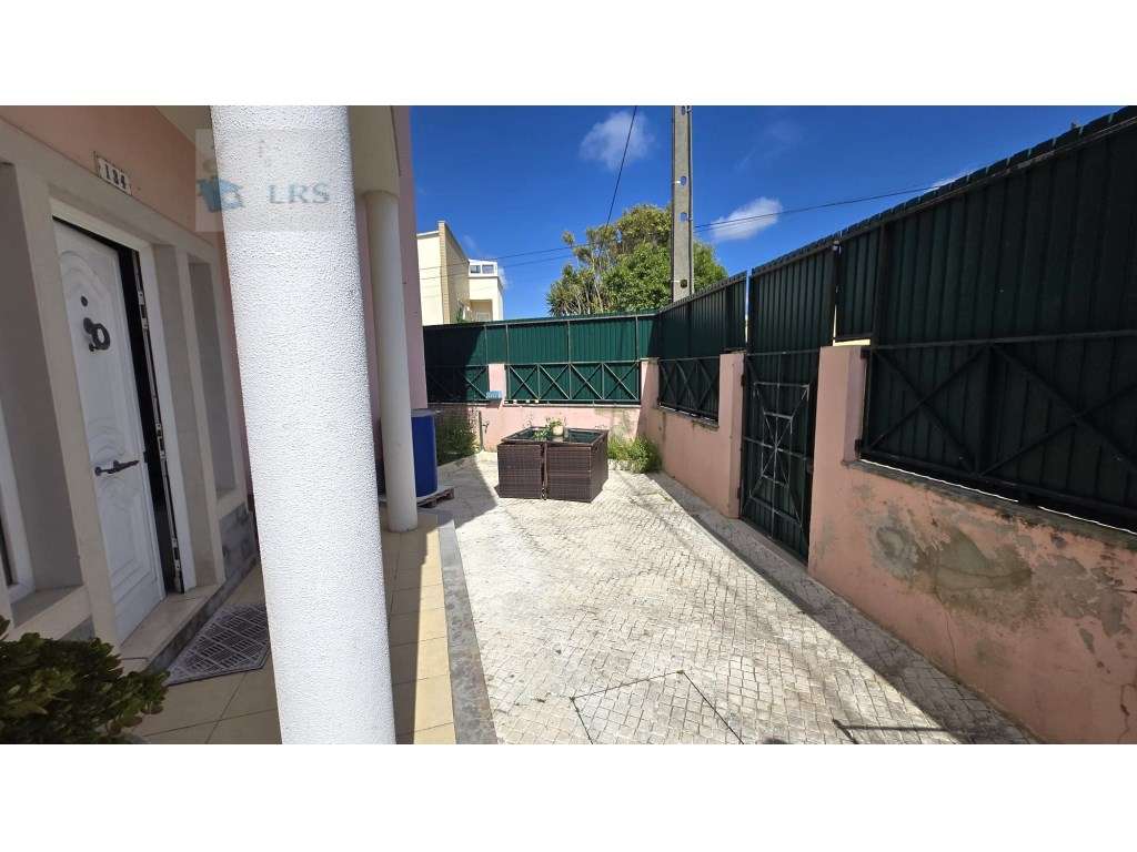Moradia em Alcoitão - Excelente Oportunidade

Situada numa zona r...-9
