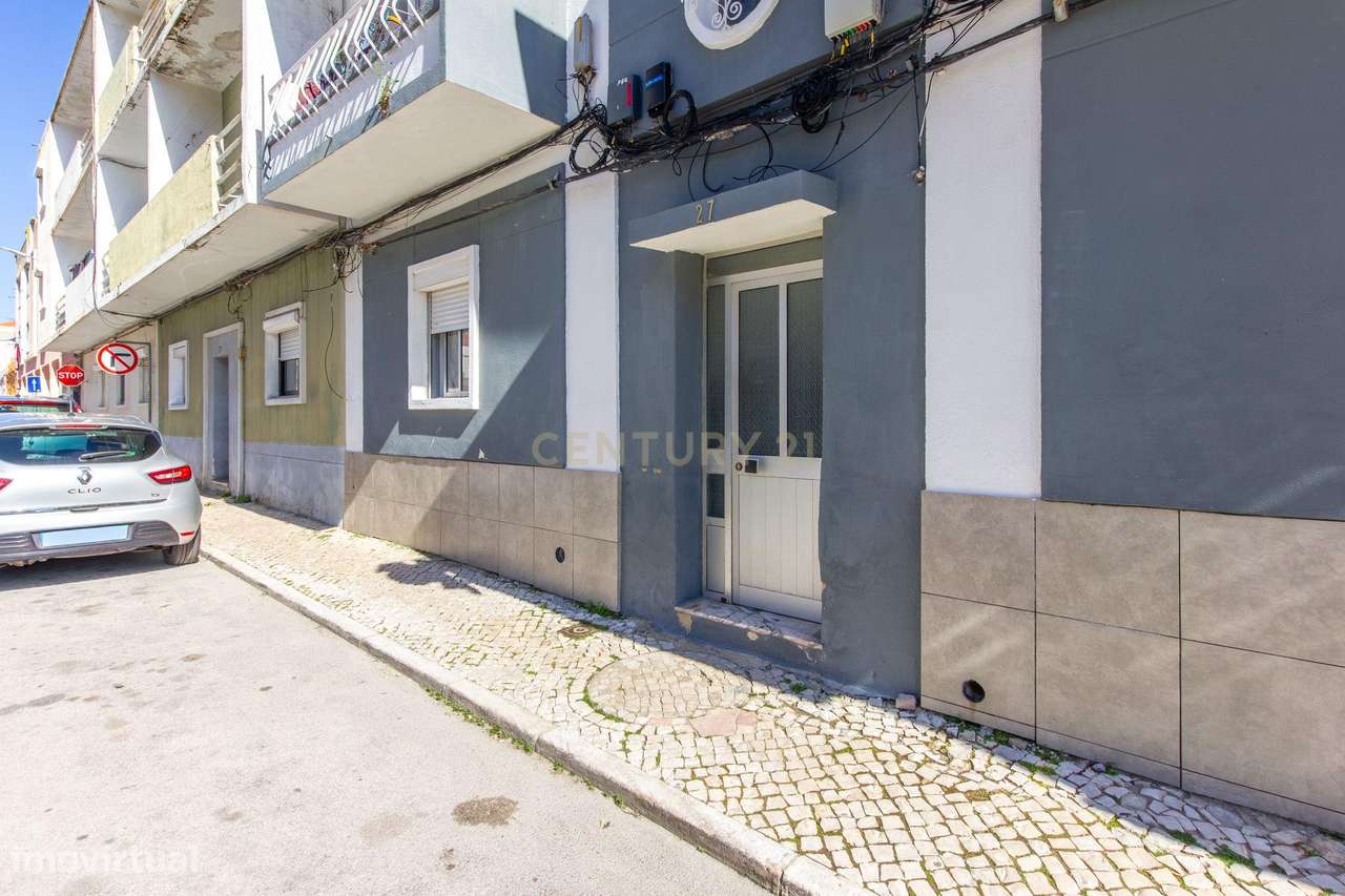 Apartamento renovado com logradouro de aproximadamente 30m2.-17