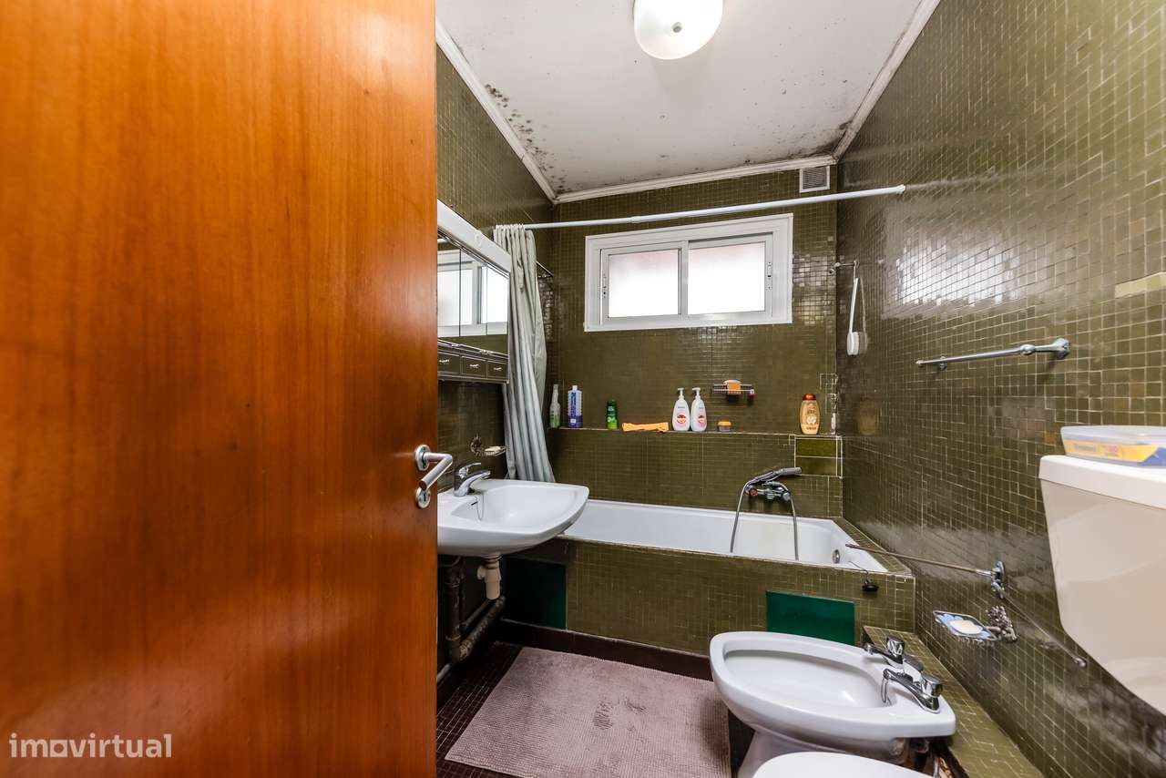 Apartamento T7 com 3 casas de banho e varandas | ou T4 + T3-26