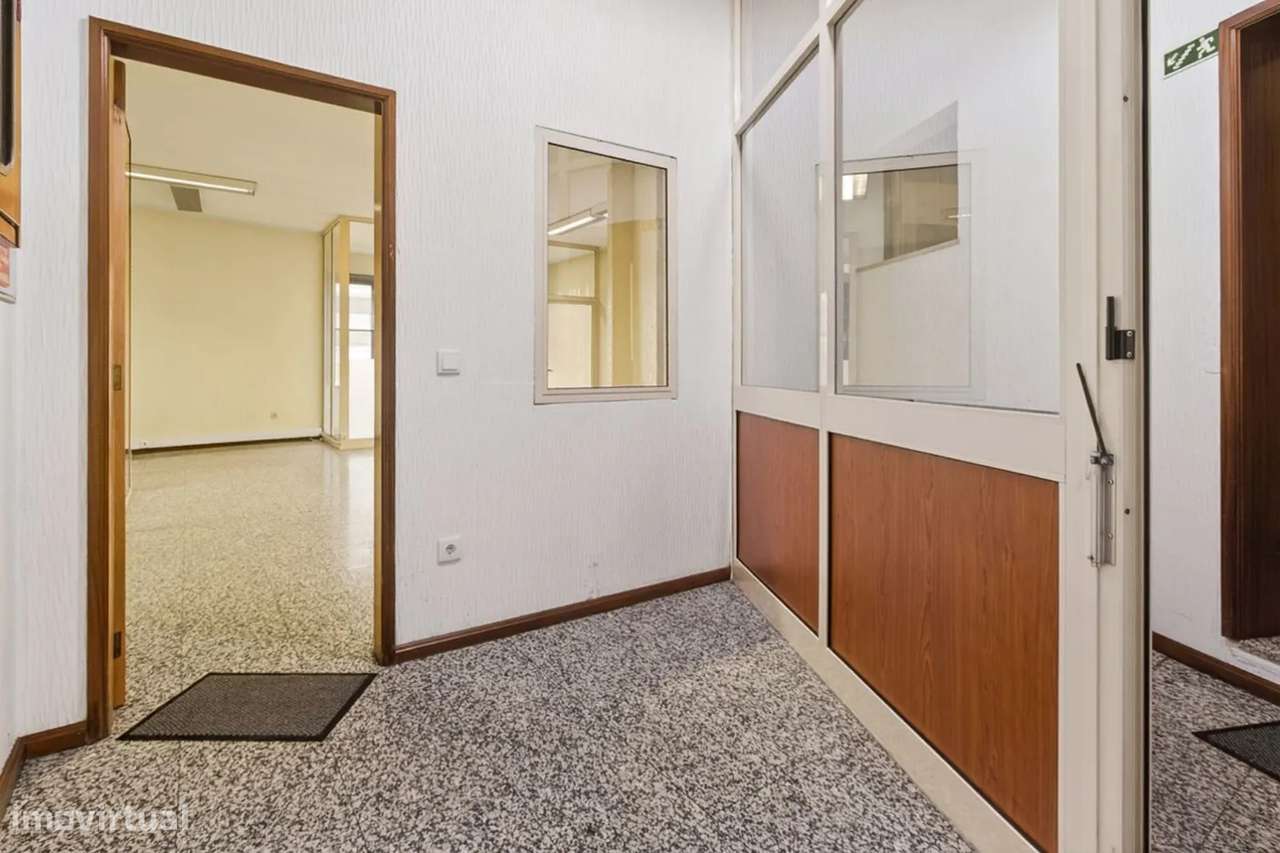 Armazém / Edifício Industrial com 1.800 m² | Avintes – Frente à N222-21