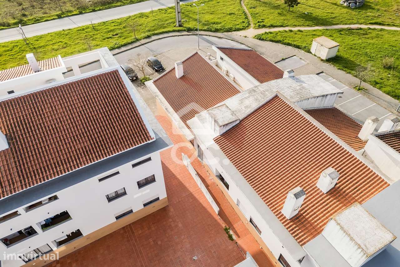 Apartamento T2 de Rés do Chão c/ Varanda e Lugar de Garagem | Villas d-28