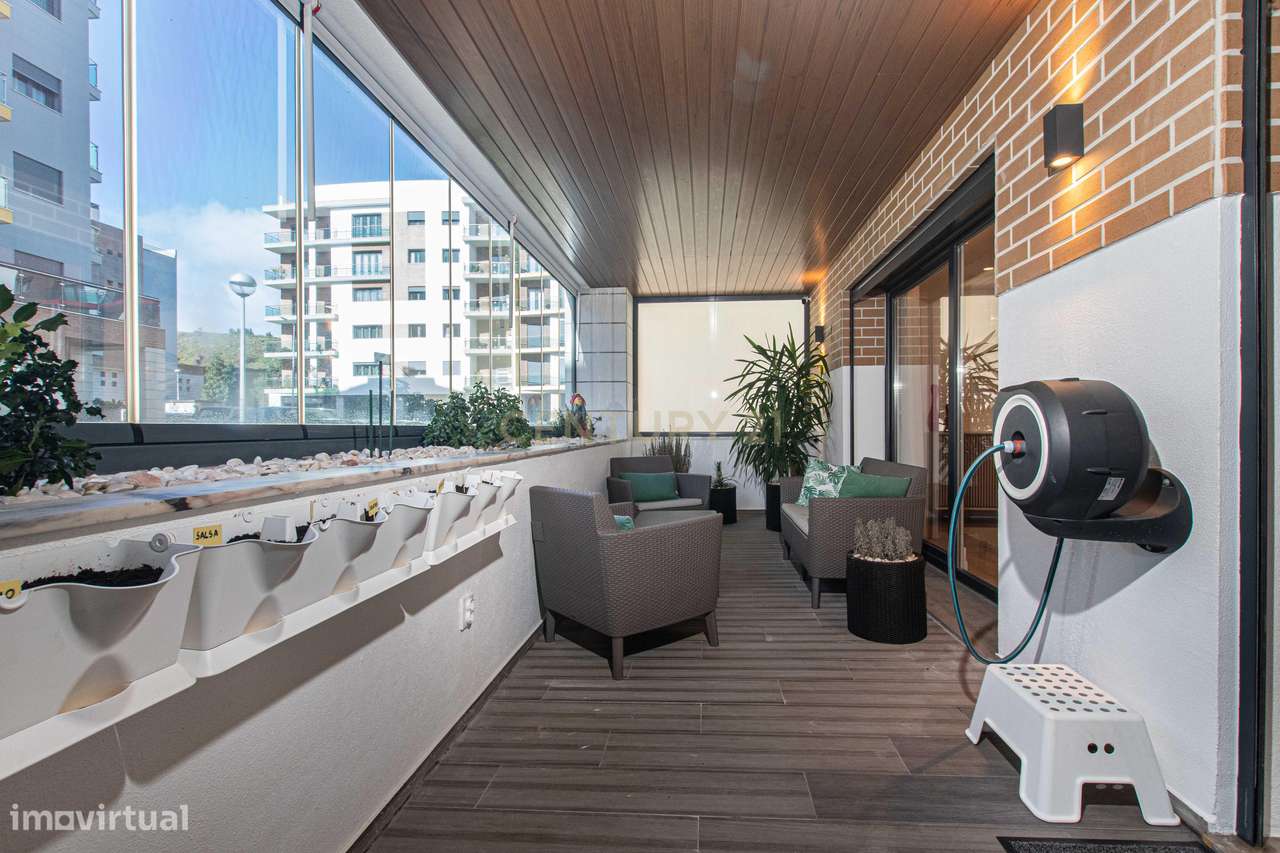 T4 Exclusivo com Terraço e Box para 2 Carros no Jardim da Amoreira-24