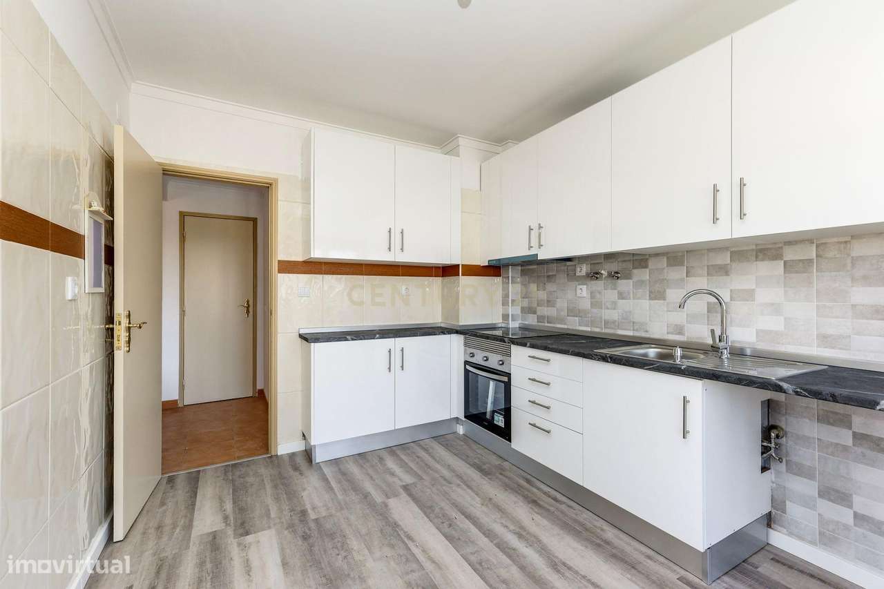 T2 RENOVADO NA SOBREDA COM VARANDA - Grande imagem: 4/27