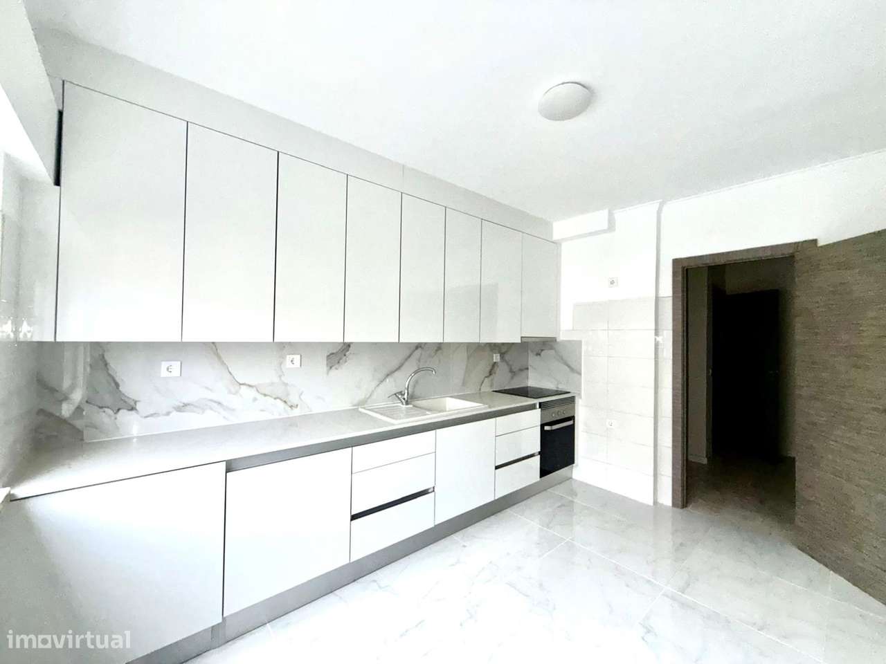 T2 renovado num prédio com elevador. - Grande imagem: 2/16