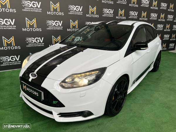 Ford Focus 2.0i ST - 34