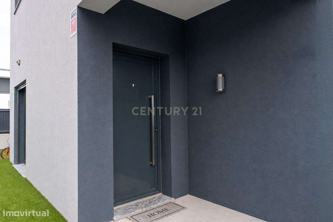 Moradia T4 com jardim e espaço exterior para convívio-1