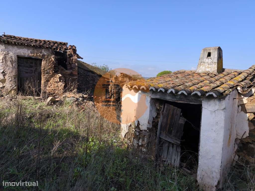 MORADIA DE ALDEIA EM RUINA - COM LOGADOURO - MONTE DOS MATOS - CAST... - Grande imagem: 5/32