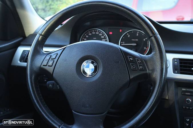 BMW 318 d Sport - 14