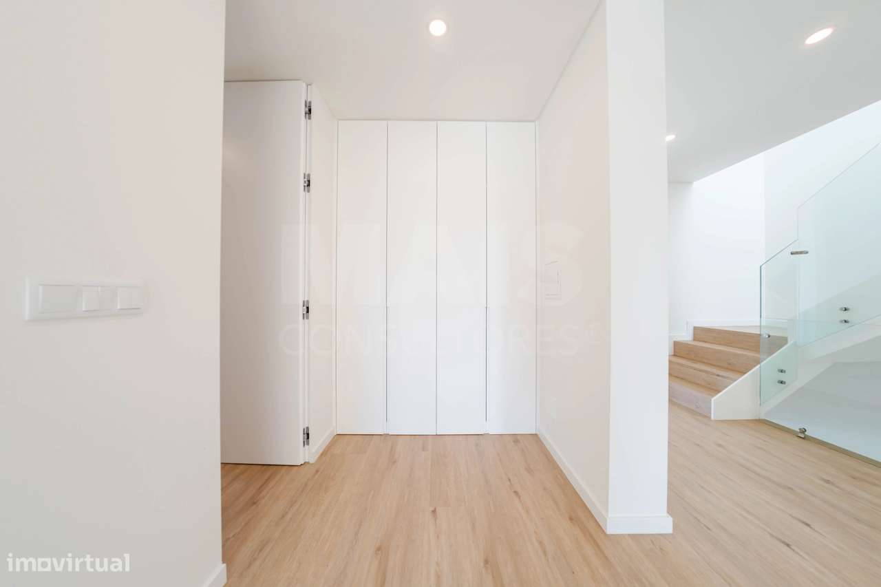 Moradia T3+2 Moderna com Vista Mar e Terraço Panorâmico-42