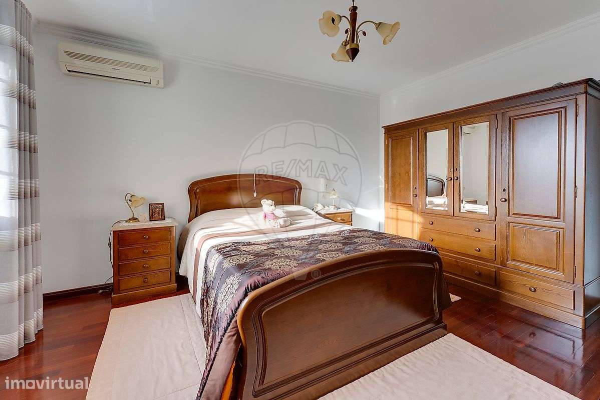 Moradia T5 com eficiência energética e vistas desafogadas em Assequins-15