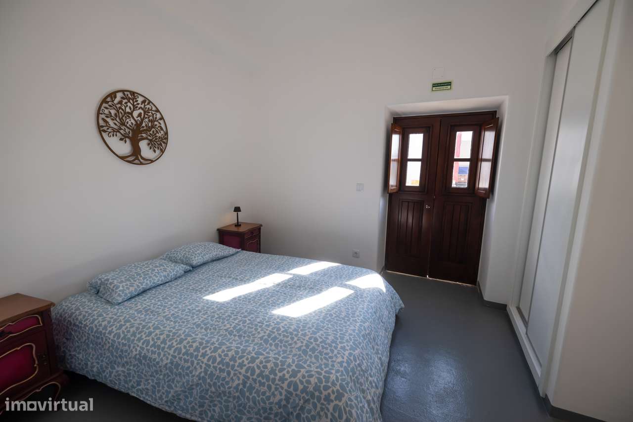 Moradia T-1 com logradouro, piscina, estacionamento.-12