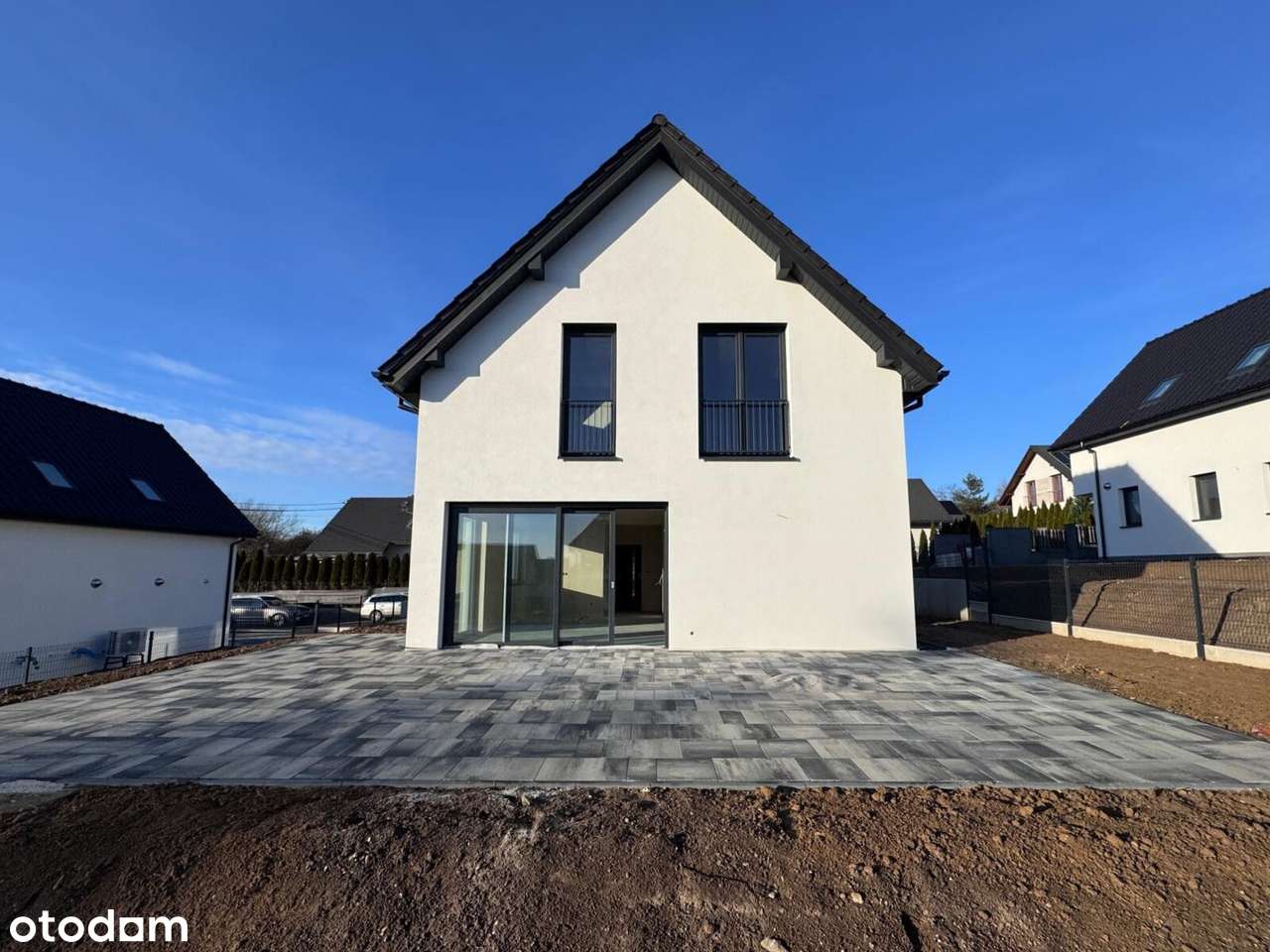 Wolnostojący wygodny dom jednorodzinny w spokojnej okolicy pod miastem-2