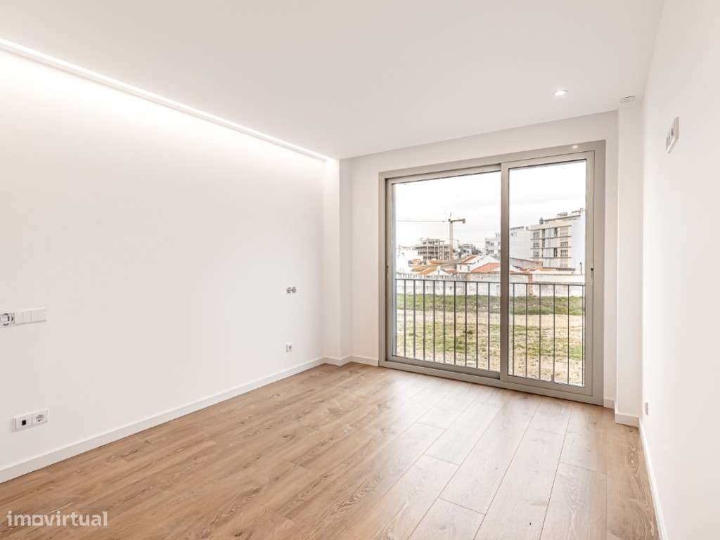 Apartamento T3+1 | Garagem em 'BOX' p/ 2 Viaturas | 2 Terraços-10