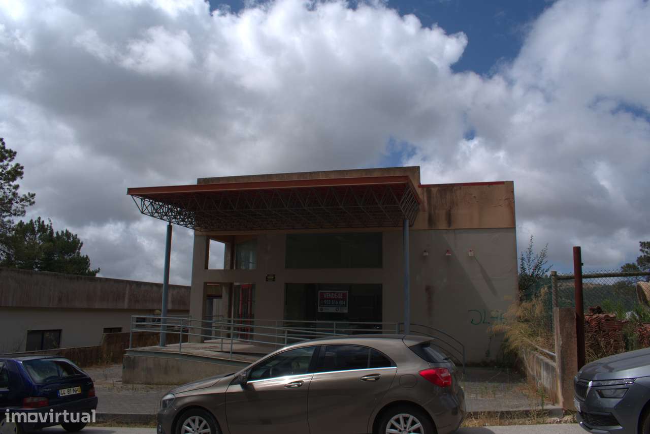 Espaço comercial de 451m² com estacionamento - Grande imagem: 2/17