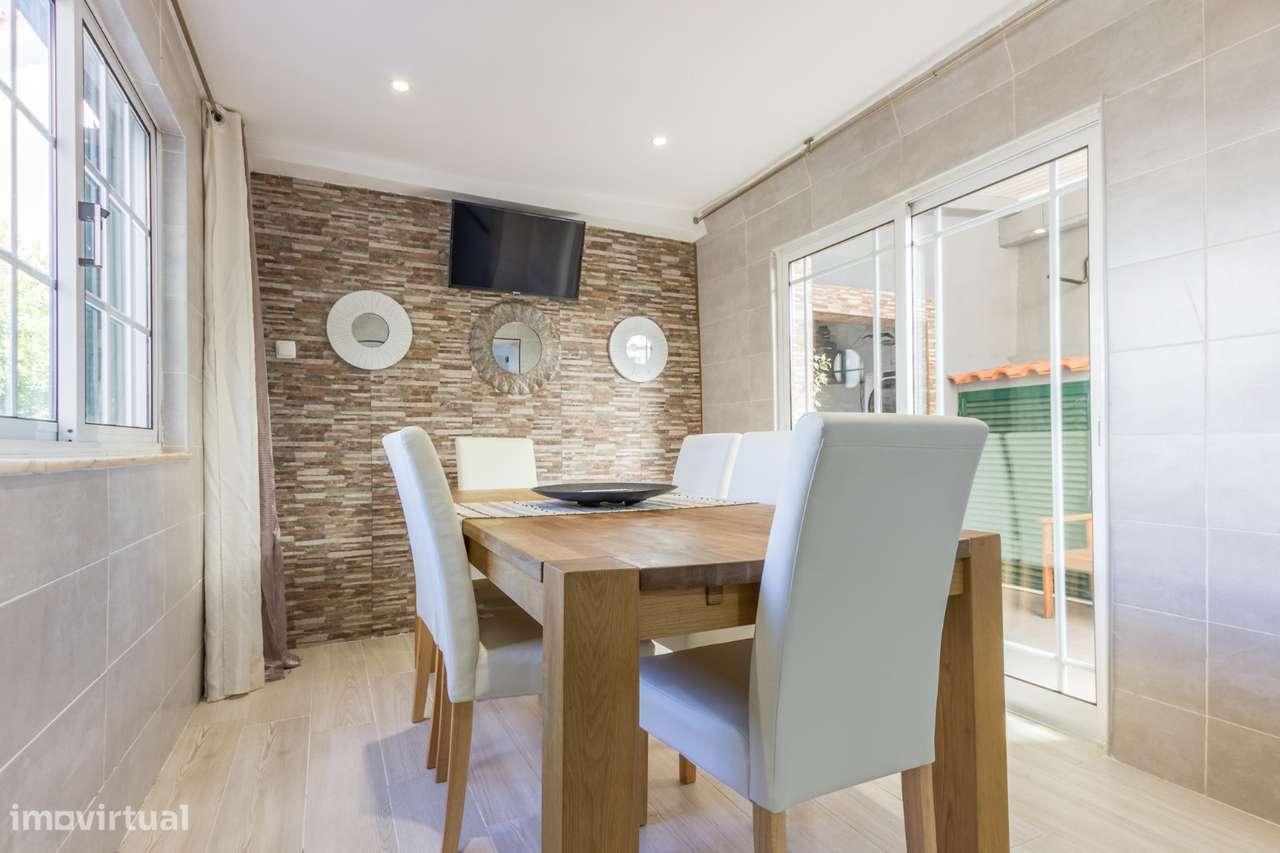 Moradia geminada de tipologia T3 com piscina, garagem e jardim-15