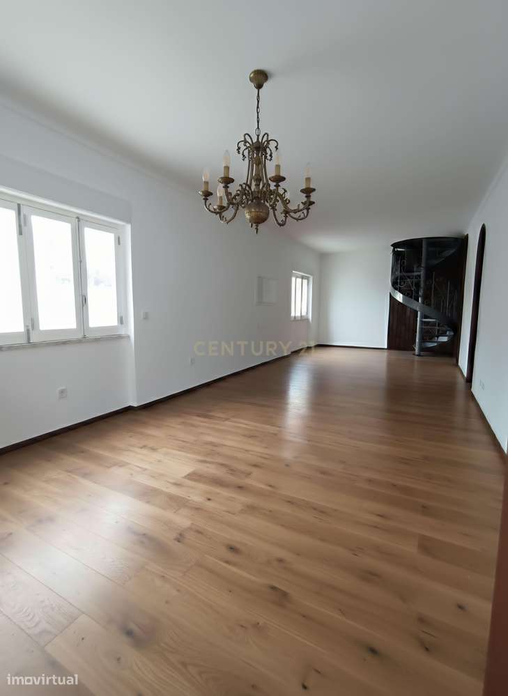 Distinta Moradia, com piscina e adega - perto de praias-5