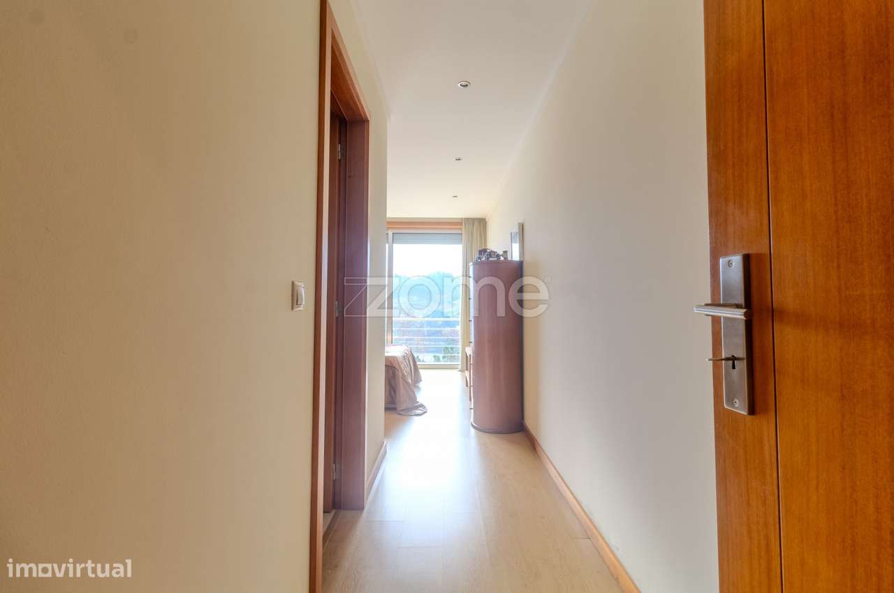 Moradia T3 | 3 Suítes e Piscina com Vista Rio-13