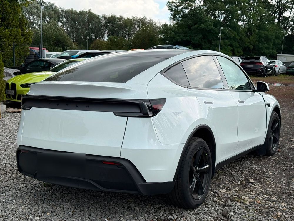 Tesla Model y 2025