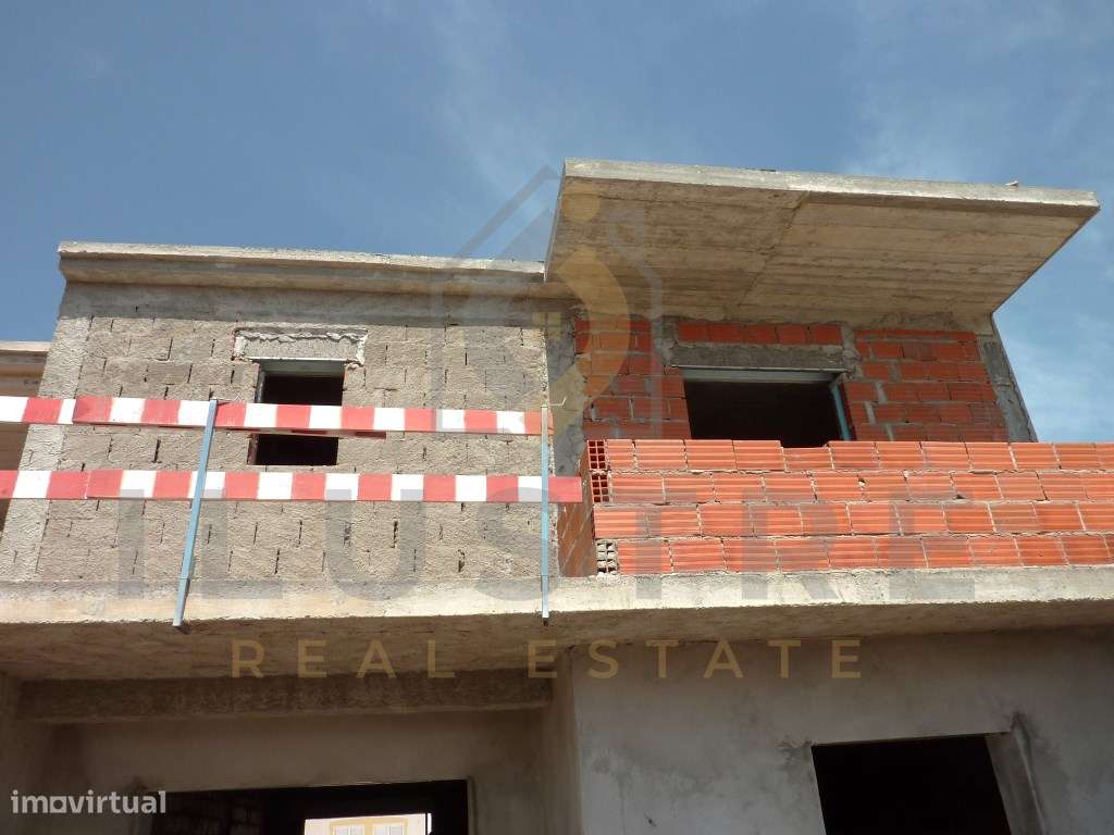 Moradia T3 em construção com logradouro e garagem em Sesimbra-5