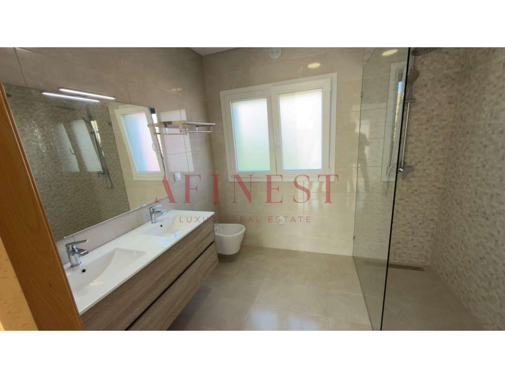 Moradia em Famões pensada para T4 | sala de 43 m² que dá 4.º quarto...-18