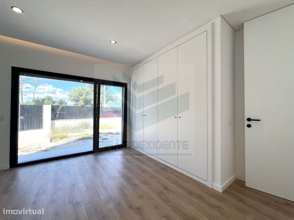 Ampla Moradia T4 em Azeitão: 72m² Open Space, 3 Suítes-23