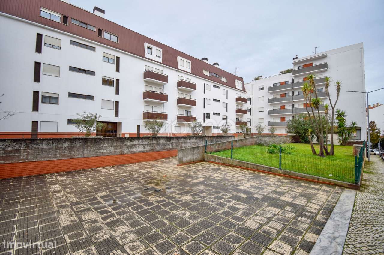 T4 para arrendamento com varandas e garagem ao Hospital Torres Vedras - Grande imagem: 3/29