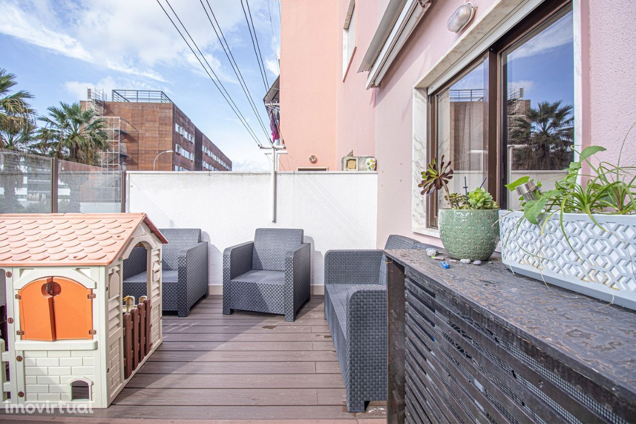 Apartamento T2 com terraço e garagem em Carnaxide