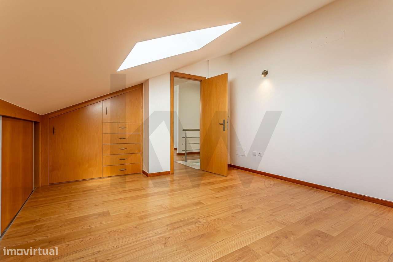 Apartamento T3 Duplex com aproveitamento superior | 5 Quartos | Garage-7
