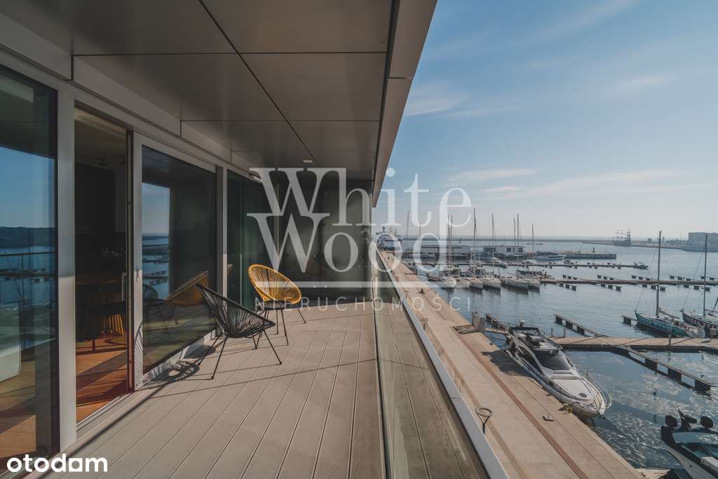 Yacht Park, frontowy widok na marinę.