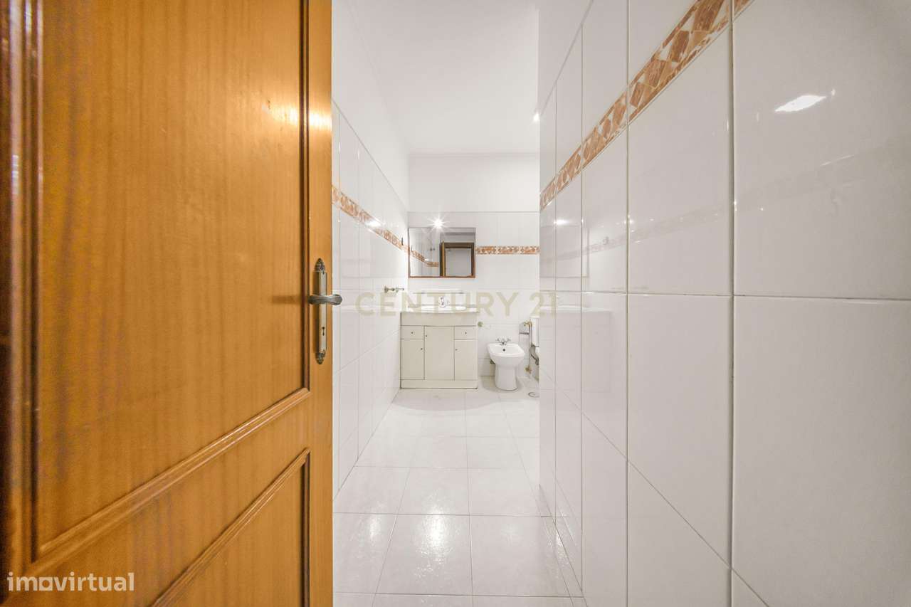 T3 Luminoso em Santa Marta do Pinhal – Espaço e Conforto no Coração de-16