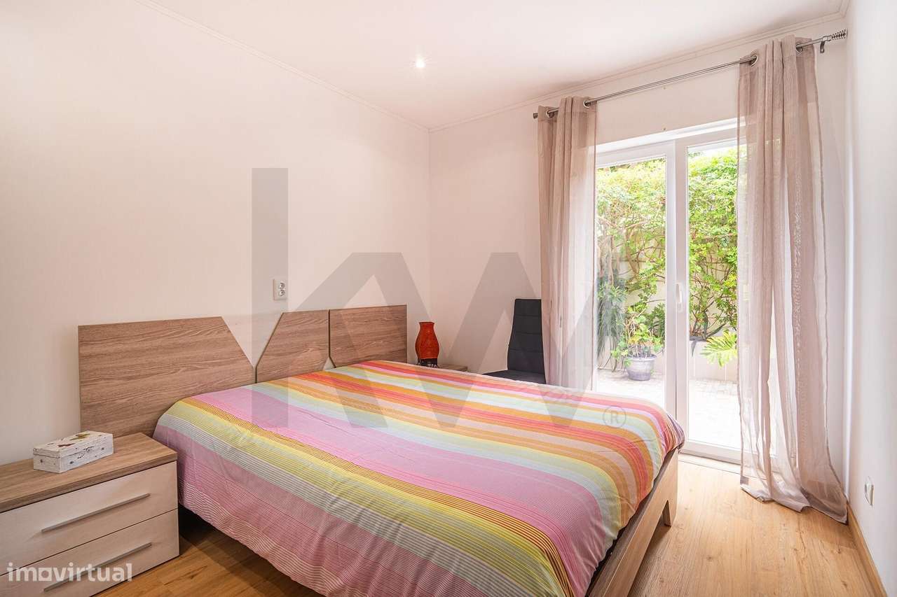 Apartamento T2 em Paço de Arcos: Conforto Exclusivo com Pátio Privativ-12