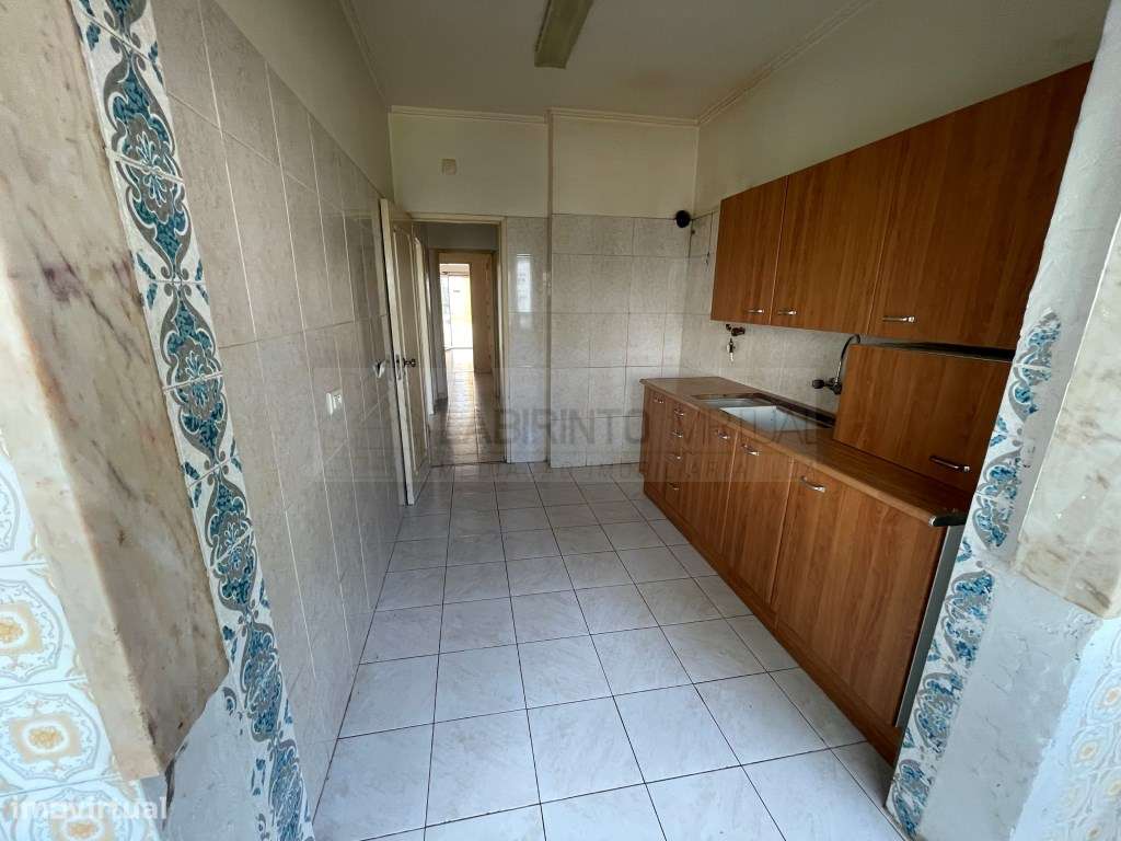 Vende-se T2 com varandas e arrecadação em Oeiras-3