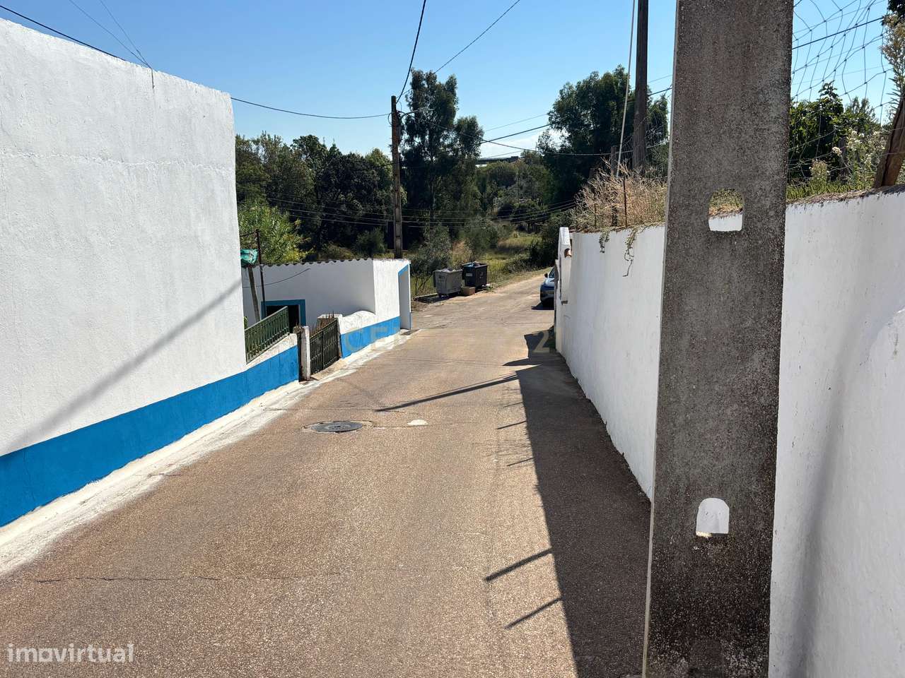 Moradia T2 renovada com estúdio independente e estacionamento | A 5 km-10